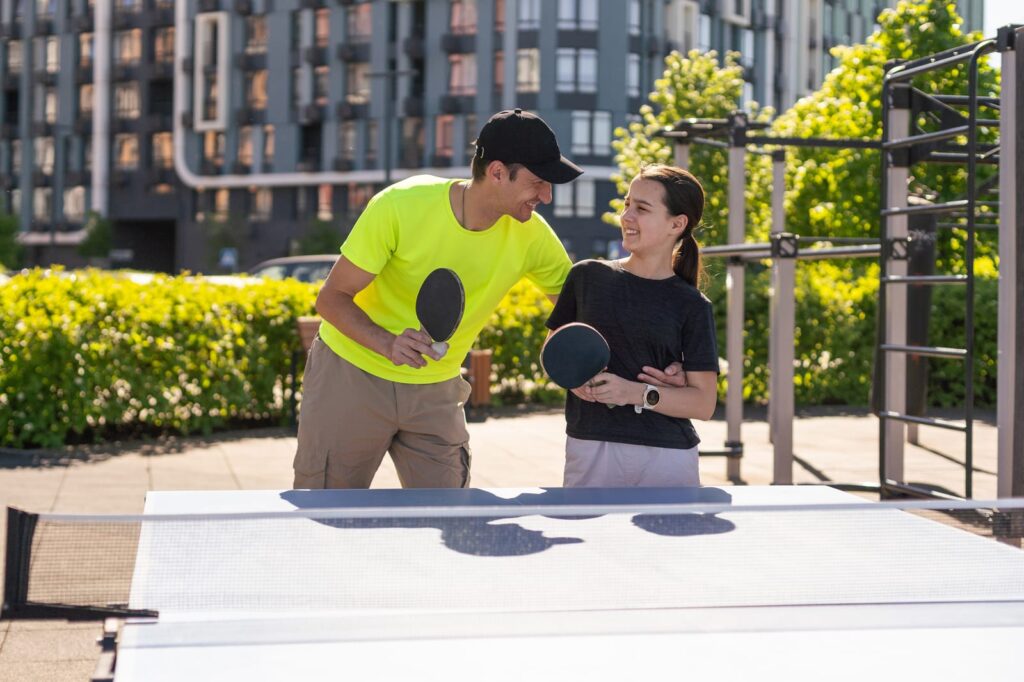 Bambina che gioca a ping pong con suo padre