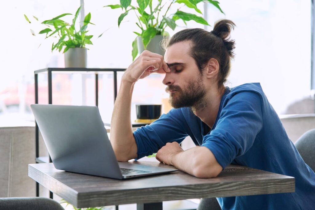Uomo stanco davanti al suo computer
