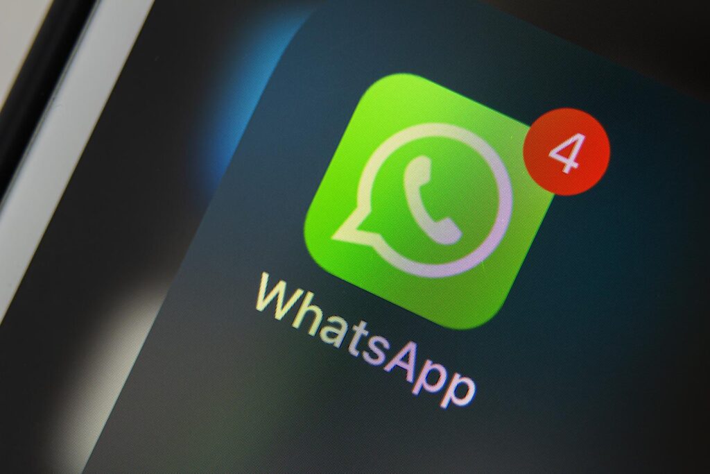Icona di WhatsApp su smartphone con quattro notifiche