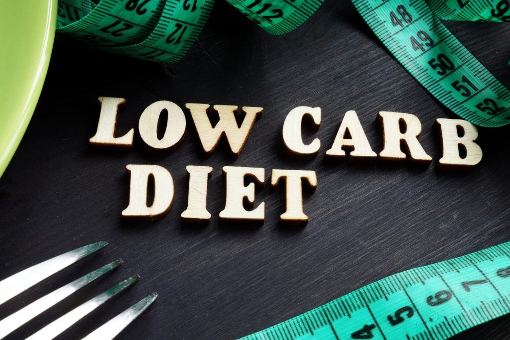 Scritta "low carb diet" su un tavolo