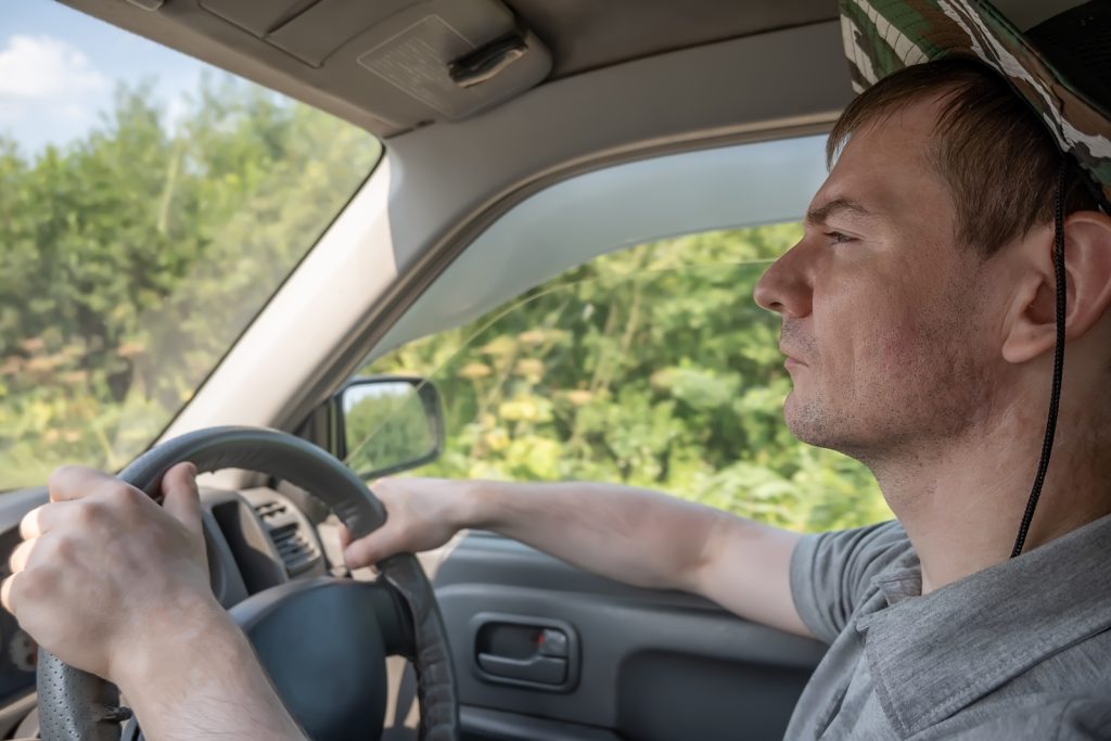 Uomo alla guida di un automobile