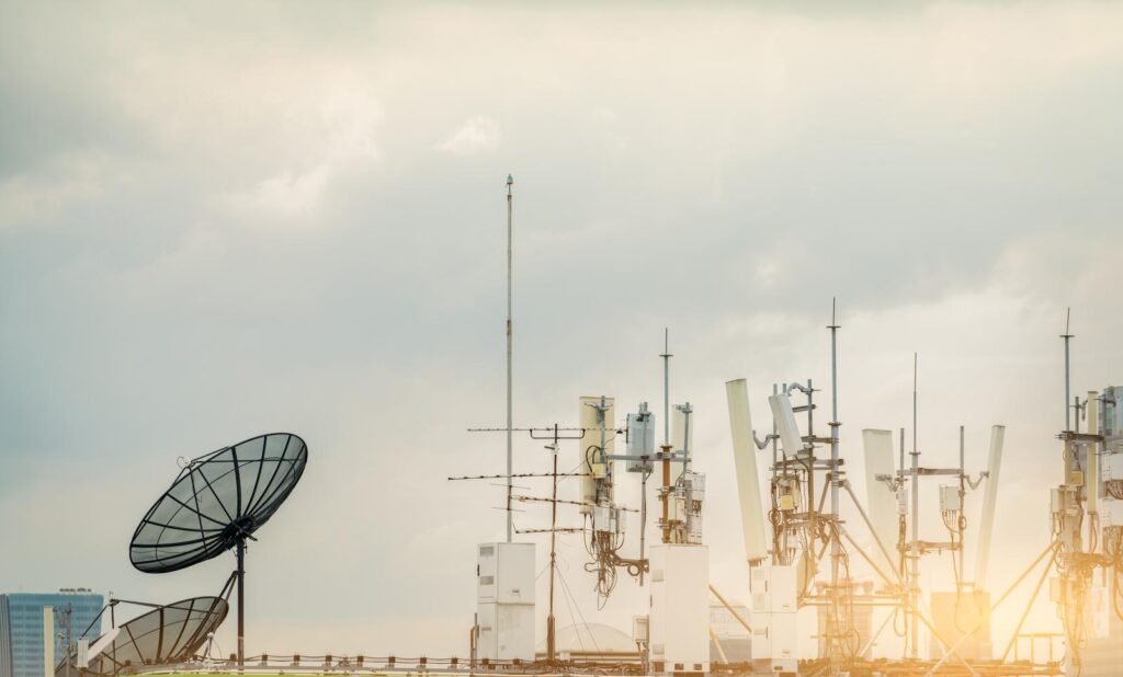 Torre di trasmissione per la comunicazione internet con antenna satellitare