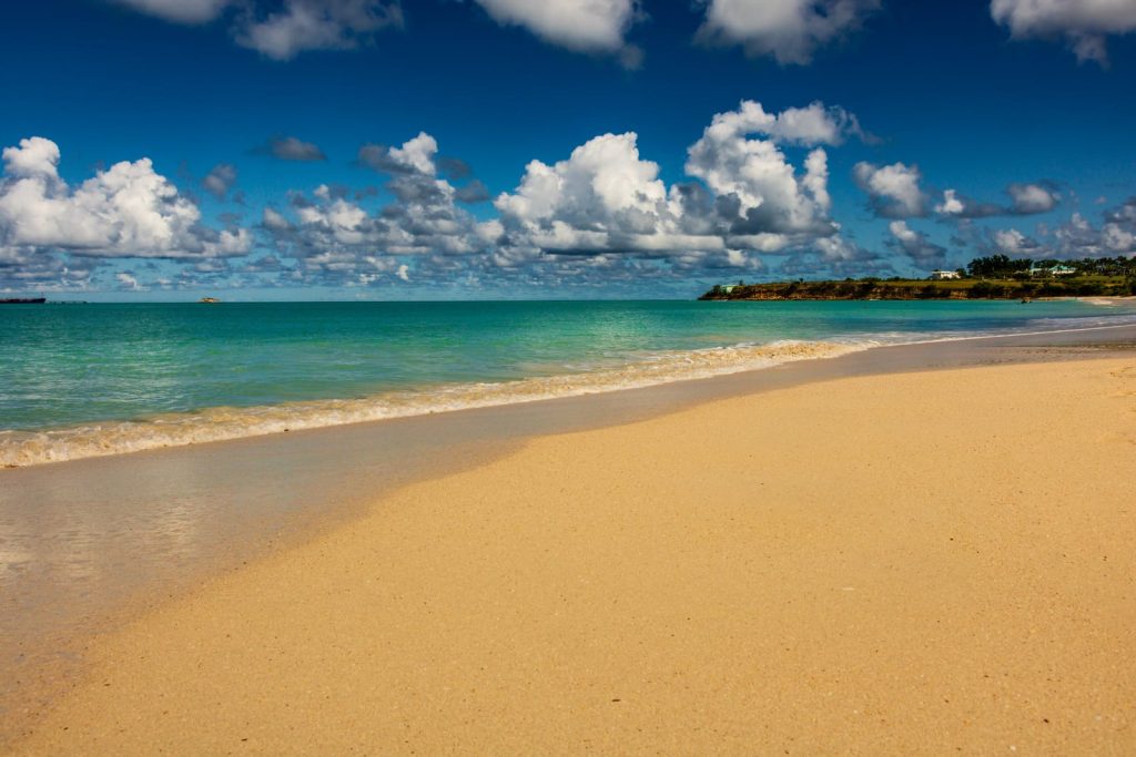 Spiaggia e mare di Antigua ai Caraibi