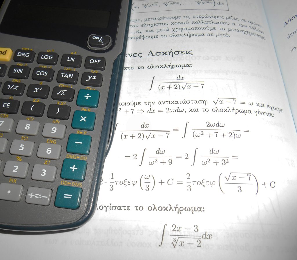 Quaderno con formule matematiche e calcolatrice