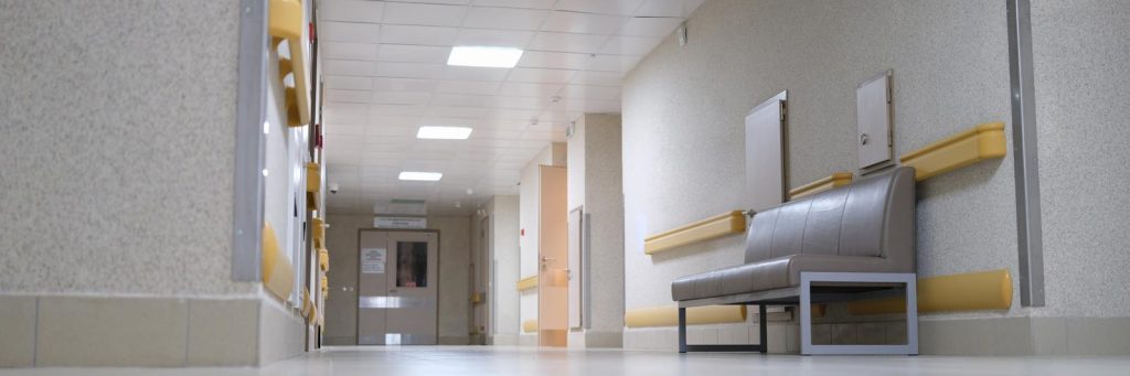 Corridoio vuoto di un ospedale