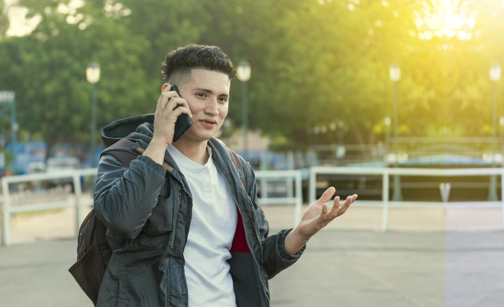 Un uomo con il telefono all'orecchio parla e gesticola